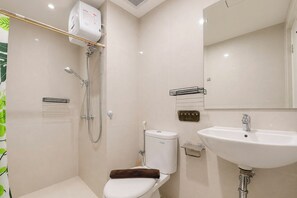 Ein modernes Badezimmer mit Toilette, Bidet, Dusche und Waschbecken.