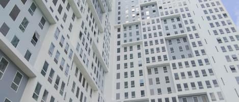 Un edificio alto con una fachada de ventanas y balcones.