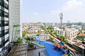 Ein Wohngebiet mit Schwimmbad und Spielplatz.