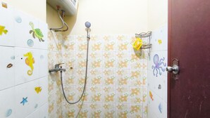 Un baño con ducha, paredes revestidas de azulejos con un estampado floral y una puerta con manija.