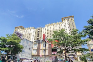 A multi-story building with a sign reading 'GATEWAY' on the top. - Warm Homey 2Br At Apartment Gateway Ahmad Yani Cicadas (Bandung)