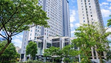 Un moderno edificio de apartamentos con un cartel que dice 'ROSPETO APARTMENT'.