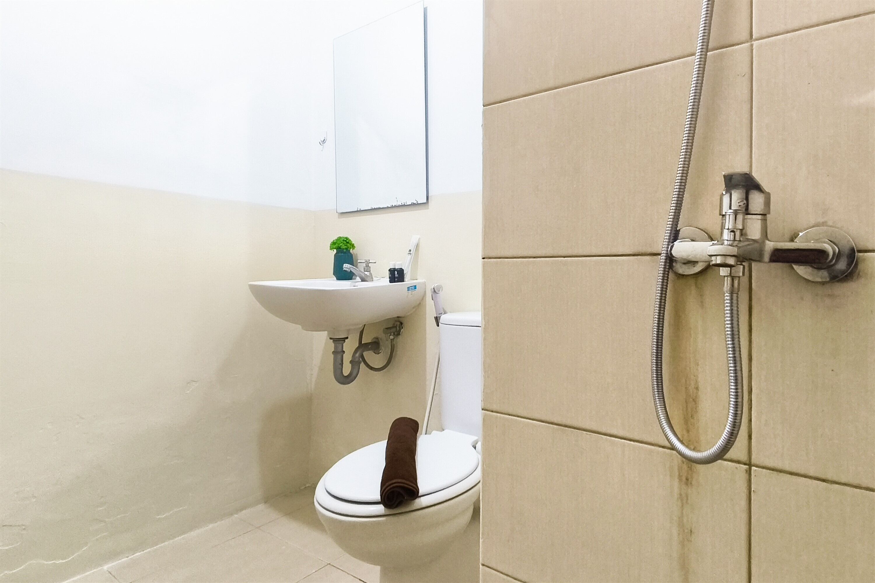 Un baño con un lavamanos blanco, un inodoro y una ducha.