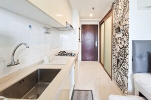 Cozinha moderna com pia, fogão e painel decorativo.