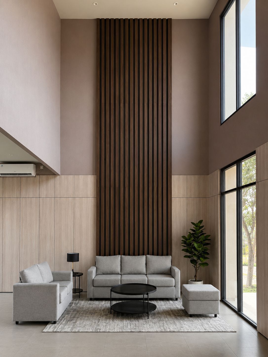 Una sala de estar moderna con techo alto, un ventanal grande y un revestimiento de madera vertical.