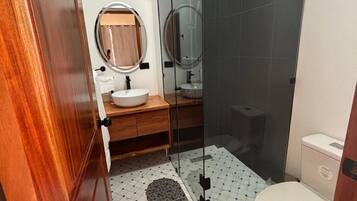 Habitación Confort con 1 cama matrimonial o 2 individuales | Baño | Secadora de cabello, toallas, jabón, shampoo