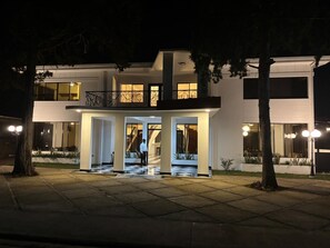 A modern two-story building with a central entrance, a staircase, and a balcony. - Hotel San Sebastian (Diriamba)