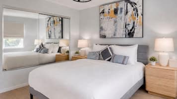 Luksus-alpehytte, 5 soverom, kjæledyr tillatt, delvis utsikt mot innsjø | Sengetøy av topp kvalitet, dundyner og skrivebord