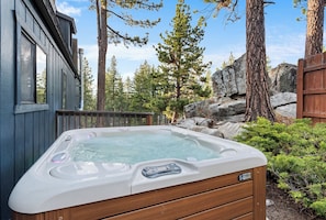 Outdoor spa tub - Tahoe Sanctuary - Mtn Lake Views & AC (South Lake Tahoe)