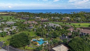 A residential area with houses, a swimming pool, and a view of the ocean. - 🌴 Hale Kolepa | AC | Located By Mauna Lani Golf Course 🌴 (Waimea)