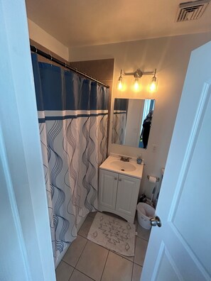 Secadora de cabello, toallas, jabón, papel de baño 