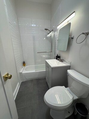 Ein Badezimmer mit Toilette, Waschbecken und Badewanne.