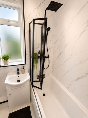 Een haardroger, een bidet, handdoeken, zeep