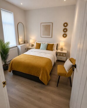 Een strijkplank/strijkijzer, wifi, beddengoed