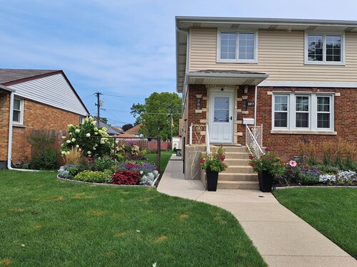 Luxury Modern 2-bedroom apartment in superb Franklin Park + Office