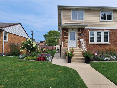 Luxury Modern 2-bedroom apartment in superb Franklin Park + Office