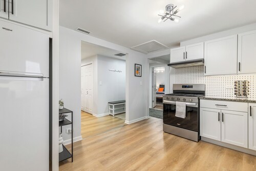 Luxury Modern 2-bedroom apartment in superb Franklin Park + Office