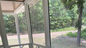 A covered outdoor seating area with a sofa and a striped rug. - 3-Bdrm Oxford Home Away From Home 6 mins to The Square, 3.9 miles to The Stadium (Oxford)