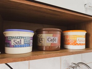 Three containers on a shelf with labels 'Sal,' 'Café,' and 'Azúcar.' - House near the Historic Center of Paraty (Paraty)
