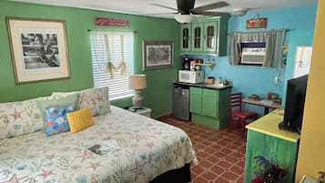 Deluxe Single Room, Partial Sea View | Iron/ironing board (on request), WiFi (free)