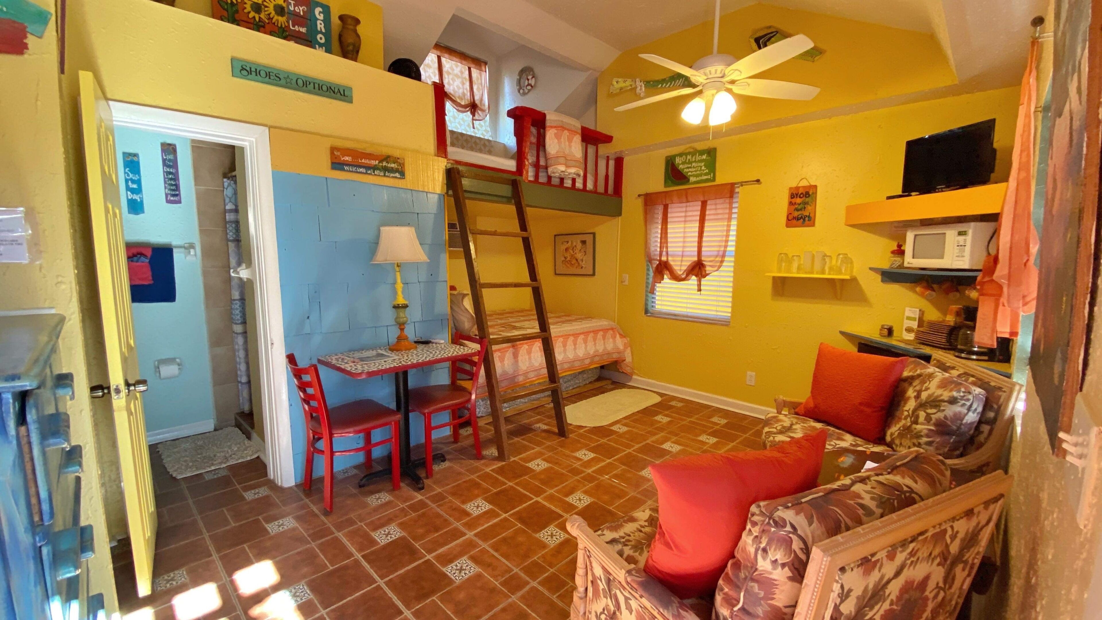 Family Quadruple Room, Canal View | Living area