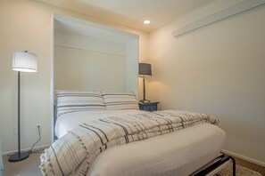 A bedroom with a bed, two bedside lamps, and a nightstand. - Bonne Vie 2209 Modern 3BD/3BA Sun Valley Condo with Garage, Steps from Elkhorn Resort (Sun Valley)