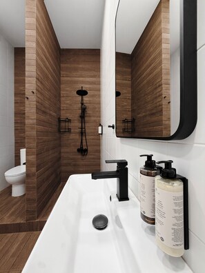 Douche, sèche-cheveux, serviettes fournies, savon