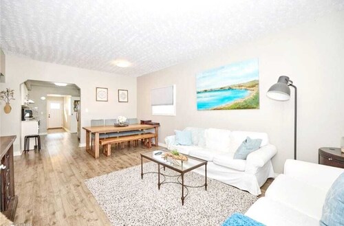 Massive Family Home Minutes from Niagara Falls