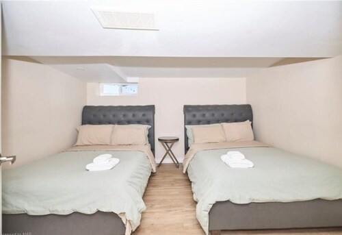 Massive Family Home Minutes from Niagara Falls