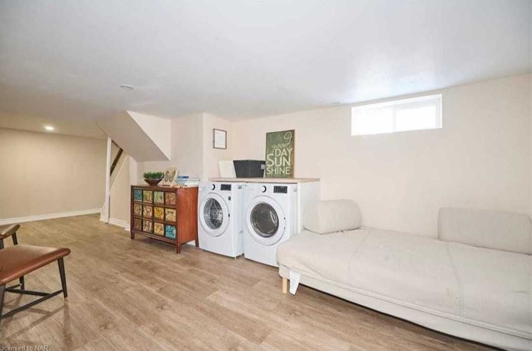 Massive Family Home Minutes From Niagara Falls - Niagara Falls