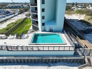 Una piscina en la azotea con vistas a la playa y al océano.
