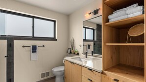 Douche, séchoir à cheveux, serviettes fournies