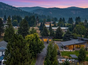 A residential area with houses, a driveway, and a basketball court. - Ski Hill Getaway | Modern 1BR, 1.2 Miles to Downtown (Leavenworth)