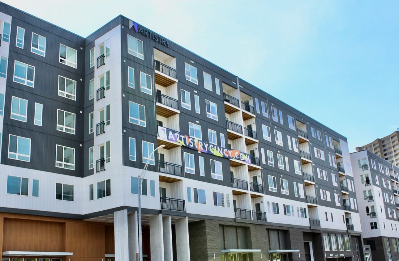 Un immeuble à plusieurs étages, doté de balcons et d’une enseigne sur laquelle on peut lire le mot « ART ».