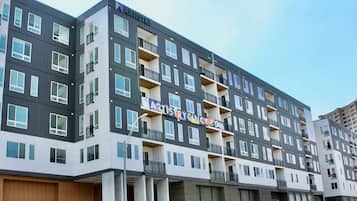 Un immeuble à plusieurs étages, doté de balcons et d’une enseigne sur laquelle on peut lire le mot « ART ».