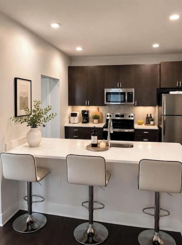 Private kitchen - Modern Downtown Cincinnati Retreat (Cincinnati)