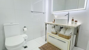 Doccia, asciugacapelli, asciugamani, sapone