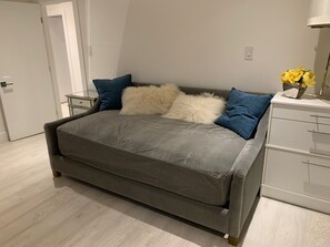 Living area - Spacious and Cozy West Vancouver Home (West Vancouver)