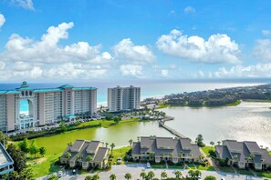 Un resort con varias construcciones, un puerto deportivo y un lago.