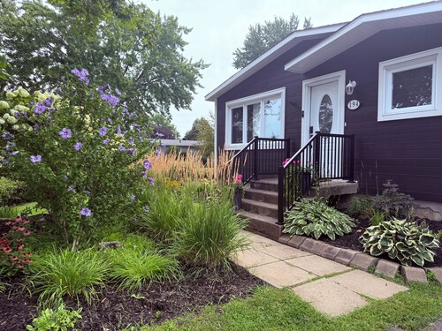 Beautiful house with a private pool, Châteauguay