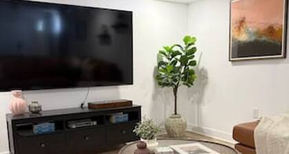 Beautiful house with a private pool, Châteauguay