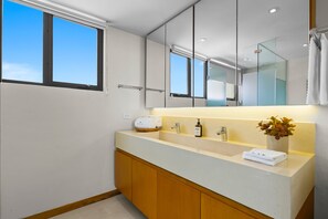 Dusche, Haartrockner, Handtücher