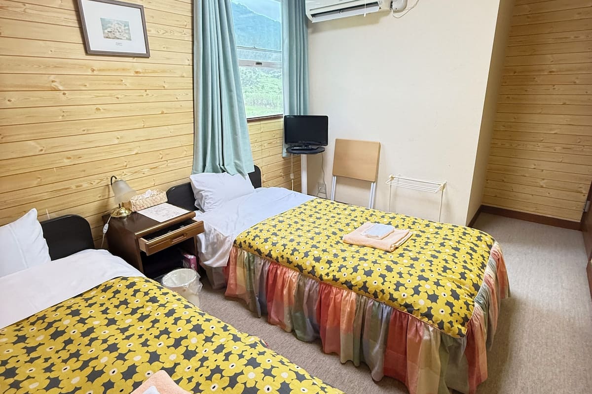 Habitación triple básica | Escritorio, espacio para trabajar con laptop y cortinas blackout 