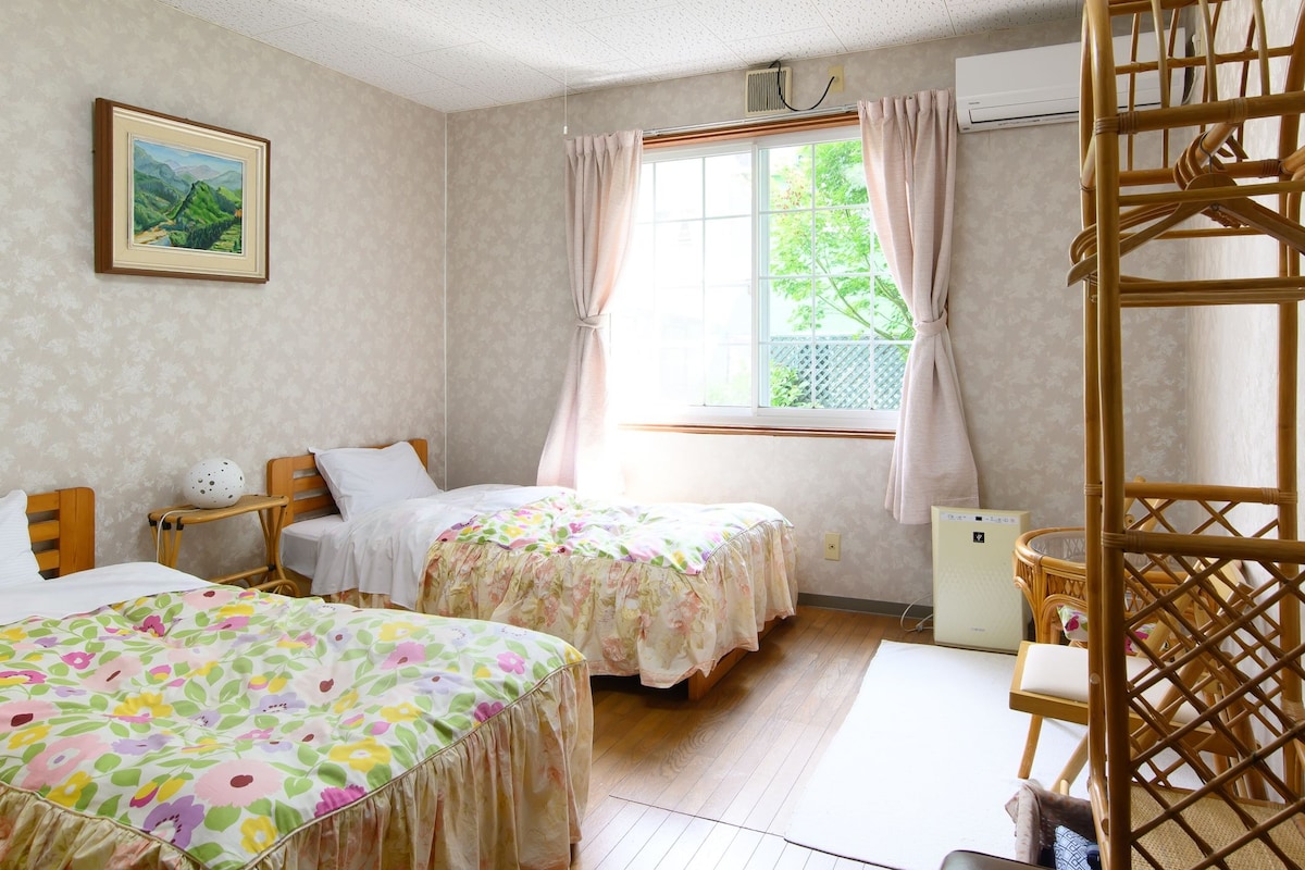 Basic Twin Room, Garden View | Blackout drapes, iron/ironing board (on request), WiFi (free)