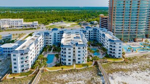 Ein Resort mit mehreren Gebäuden, einem Swimmingpool und einem Strandbereich.