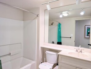 Secadora de cabello, toallas, papel de baño 