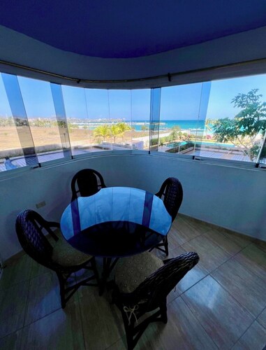 Cozy 2-bedroom apartment with air conditioning and a sea view.