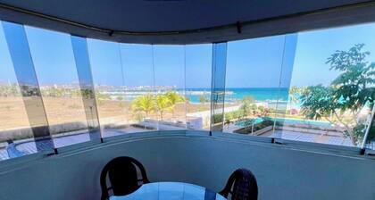 Cozy 2-bedroom apartment with air conditioning and a sea view.
