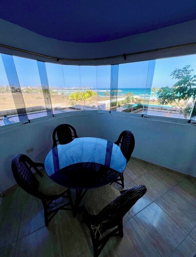 Cozy 2-bedroom apartment with air conditioning and a sea view.