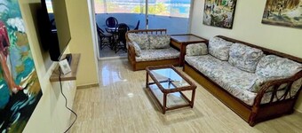 Cozy 2-bedroom apartment with air conditioning and a sea view.